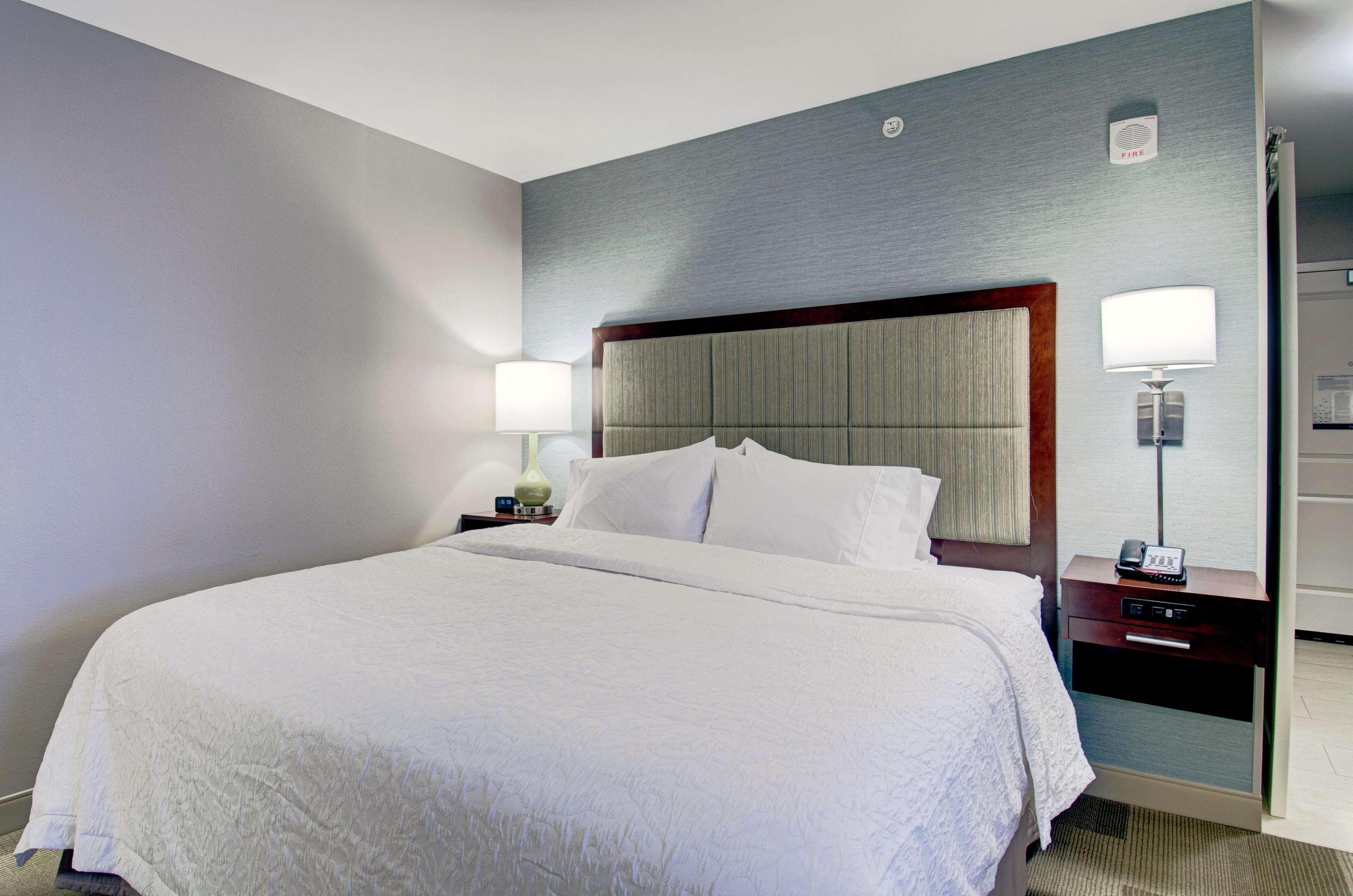 Hampton Inn Boston - Уэстборо Экстерьер фото