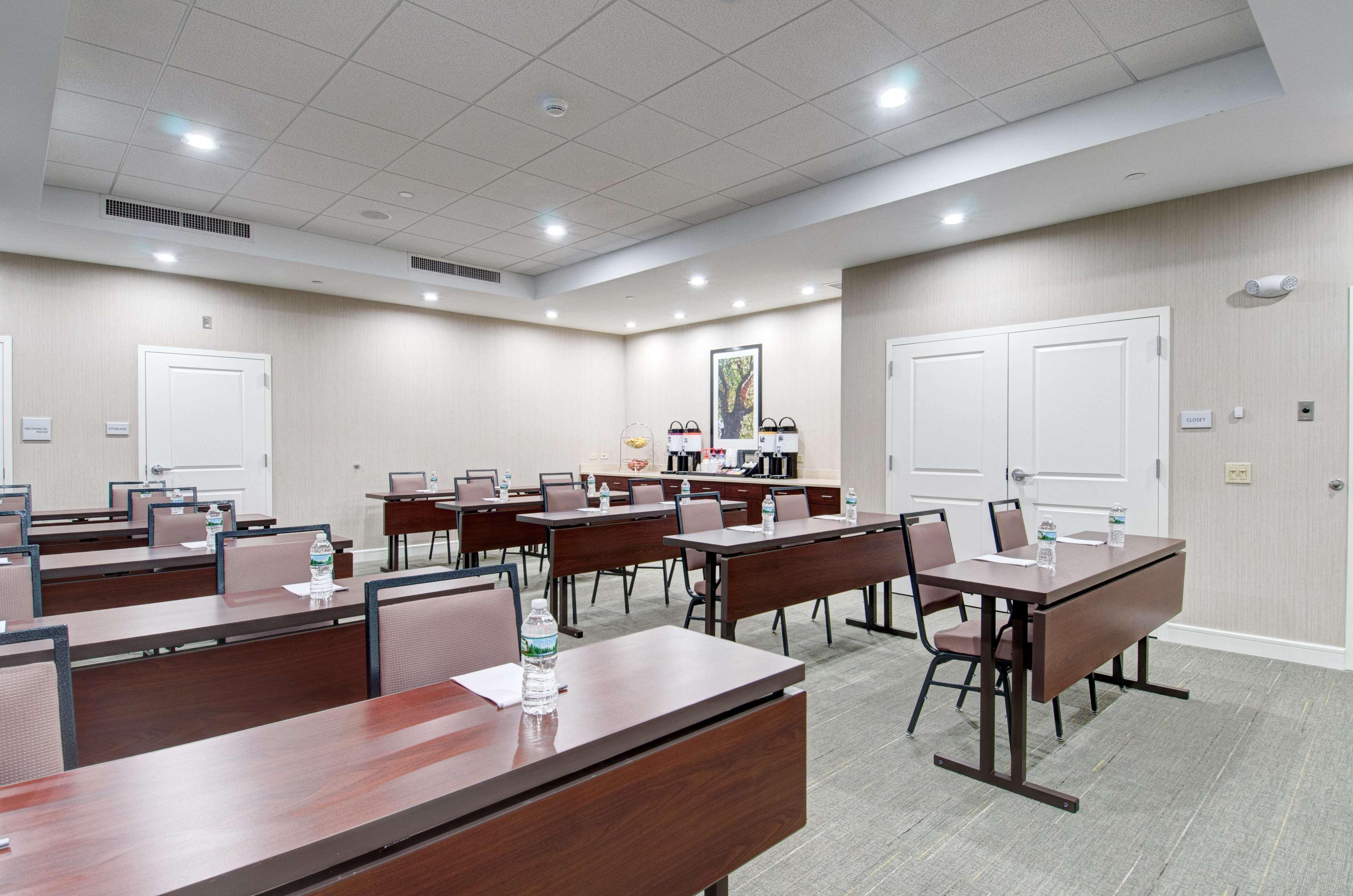 Hampton Inn Boston - Уэстборо Экстерьер фото