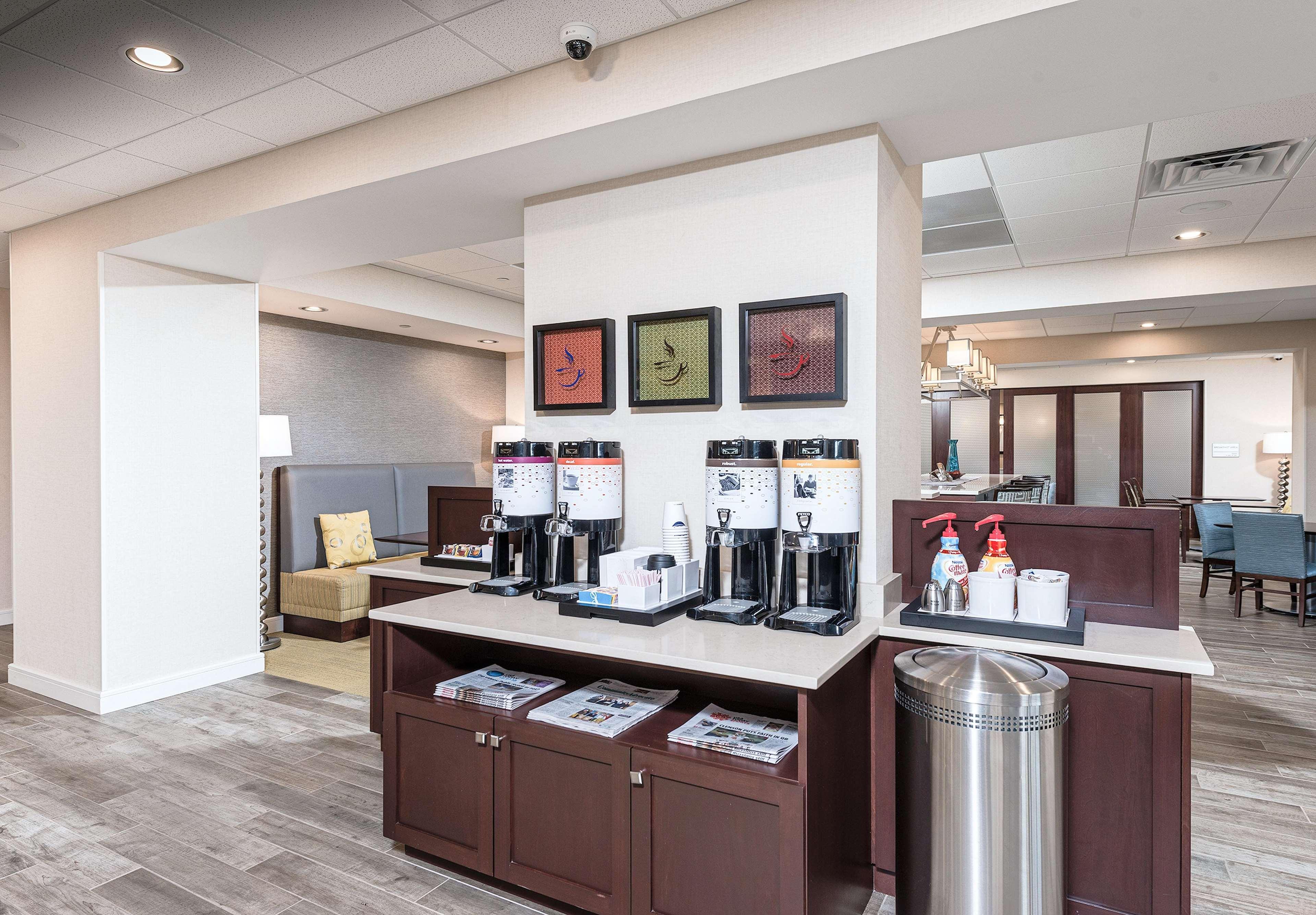 Hampton Inn Boston - Уэстборо Экстерьер фото