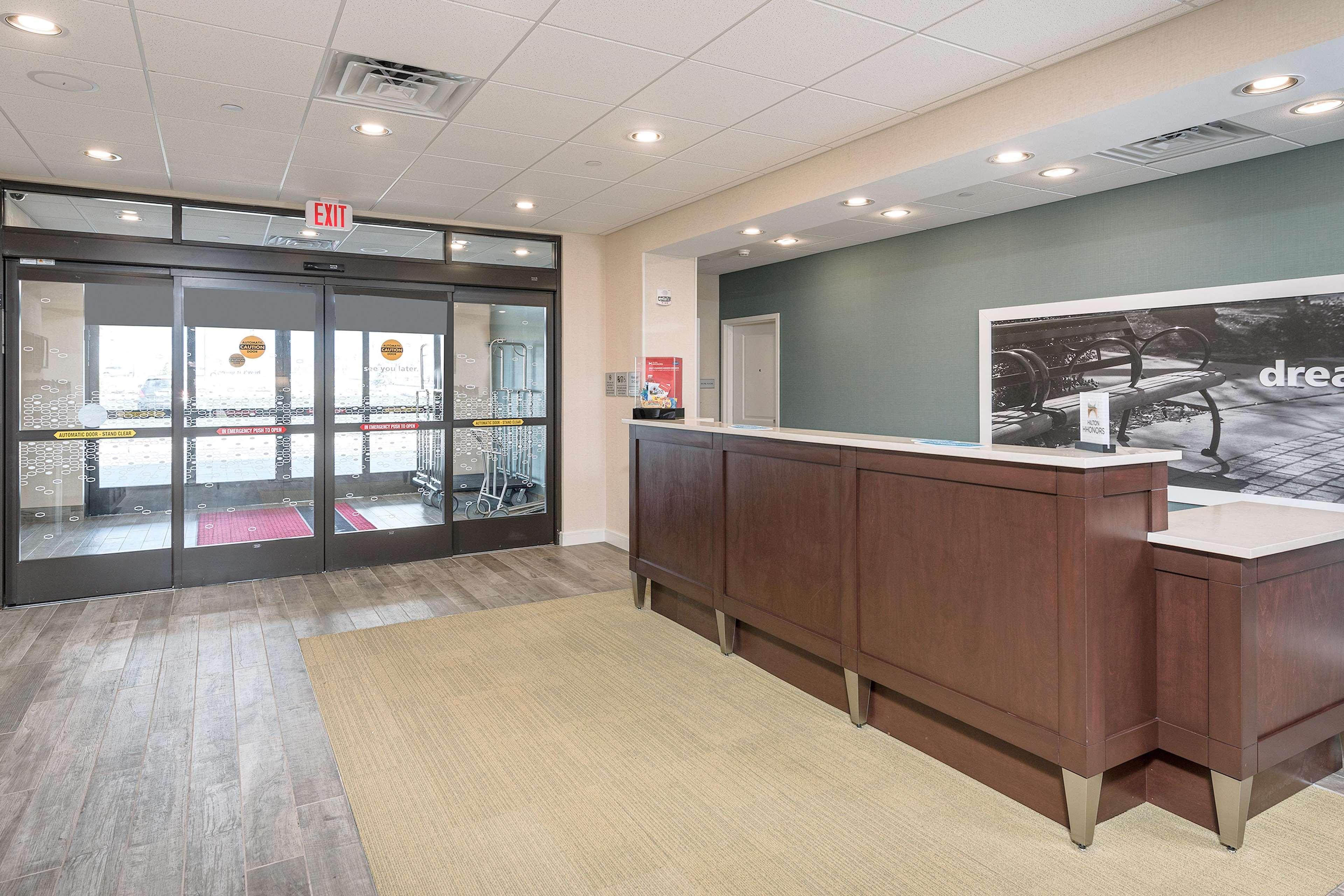 Hampton Inn Boston - Уэстборо Экстерьер фото