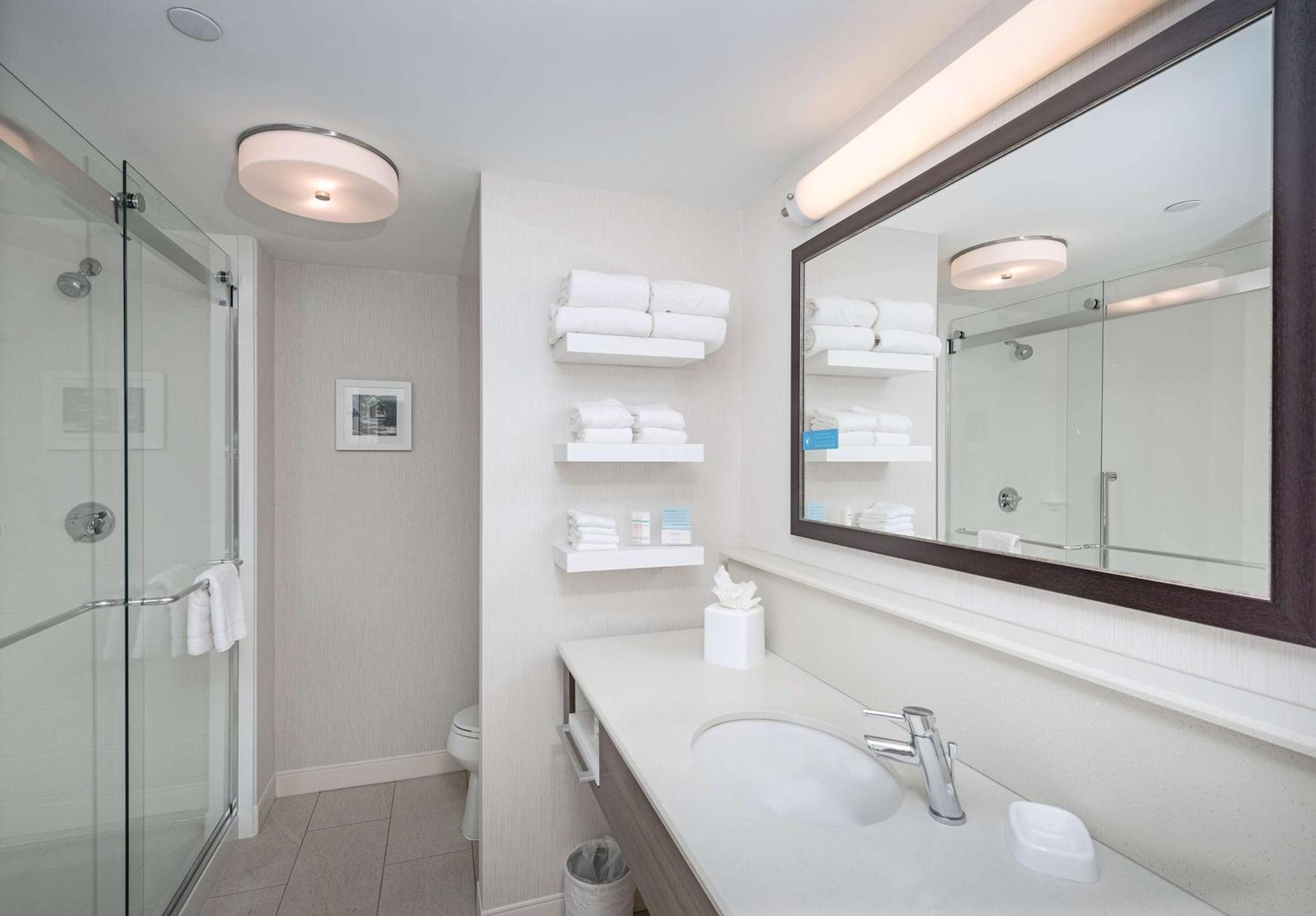 Hampton Inn Boston - Уэстборо Экстерьер фото