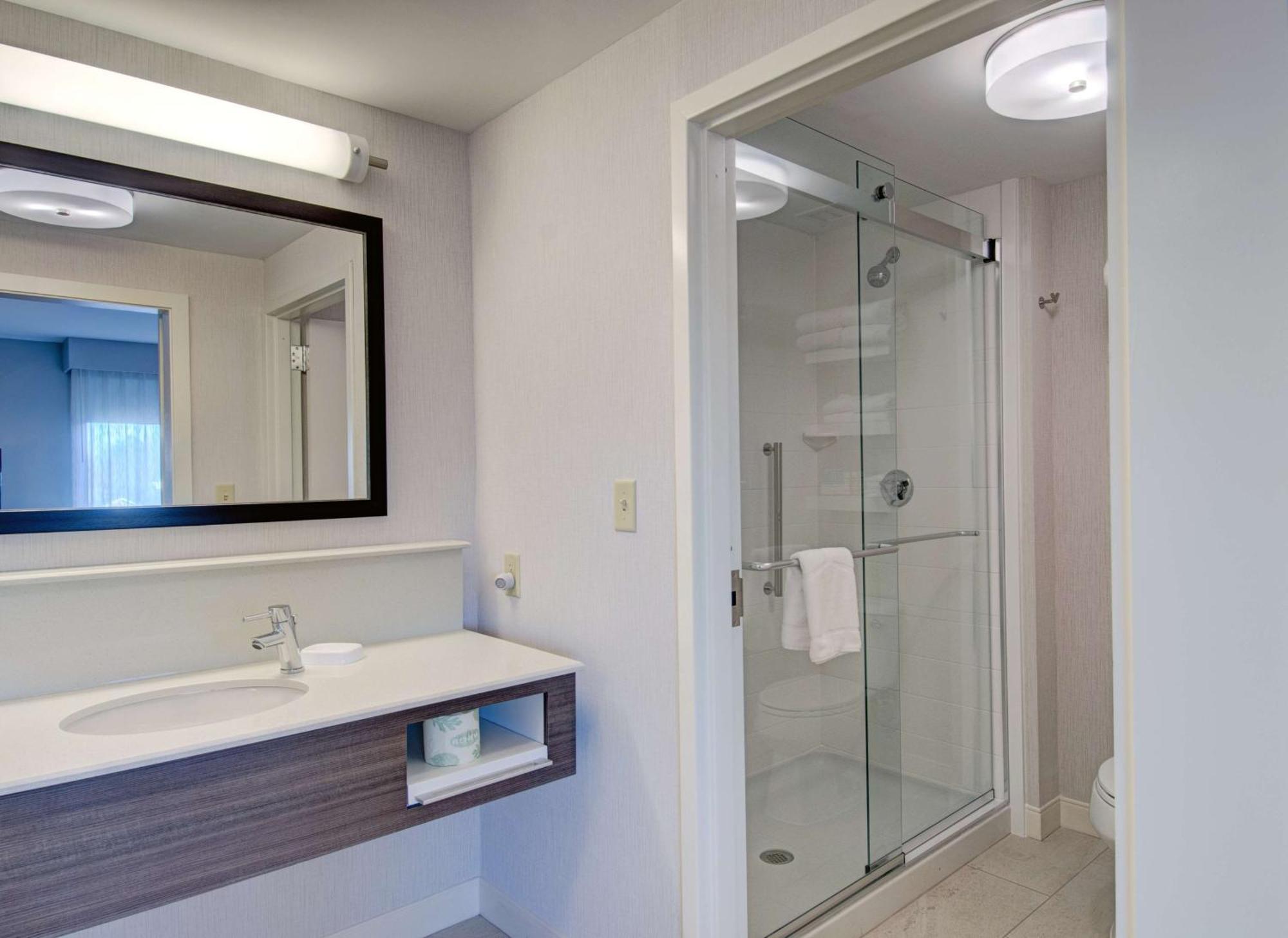 Hampton Inn Boston - Уэстборо Экстерьер фото