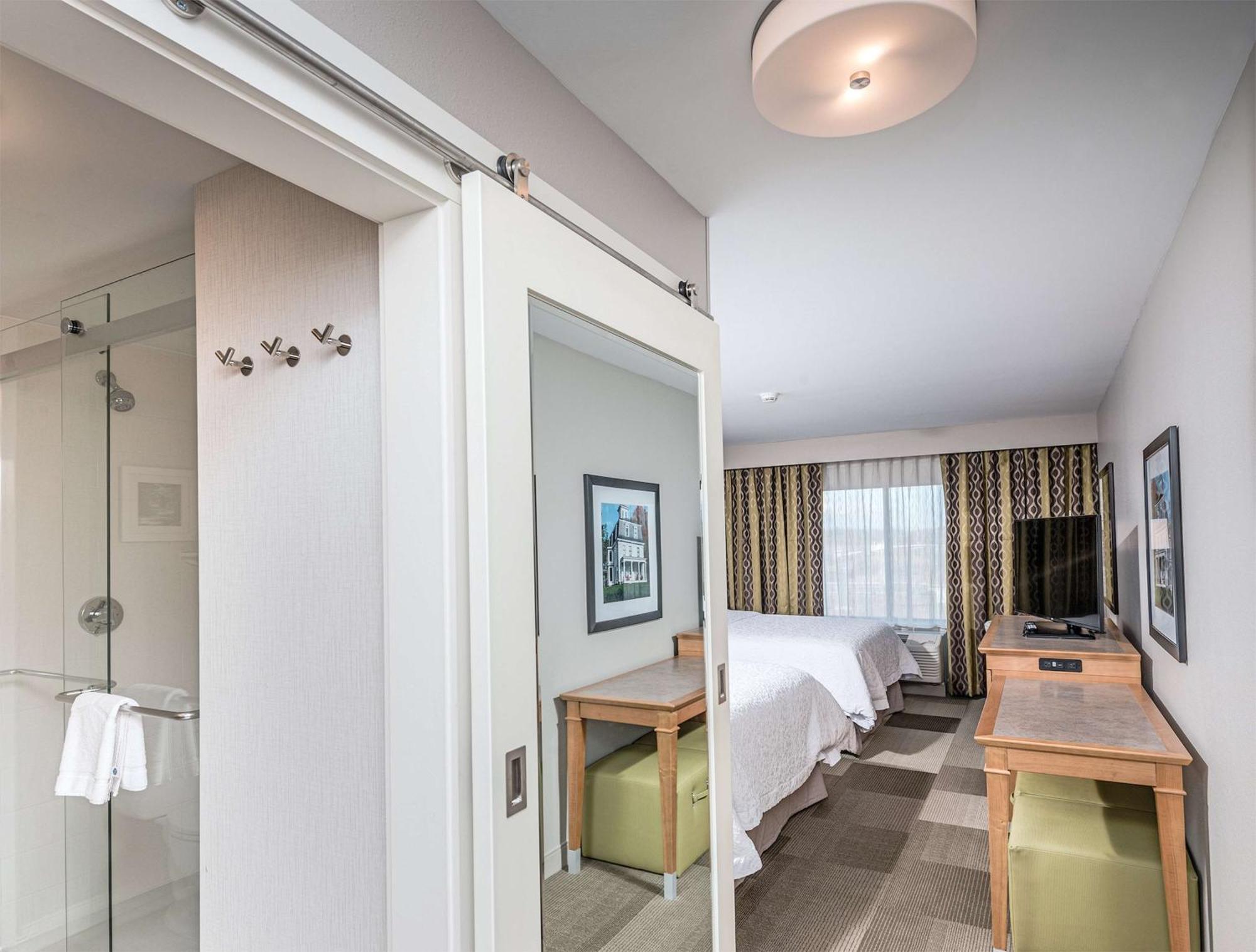Hampton Inn Boston - Уэстборо Экстерьер фото