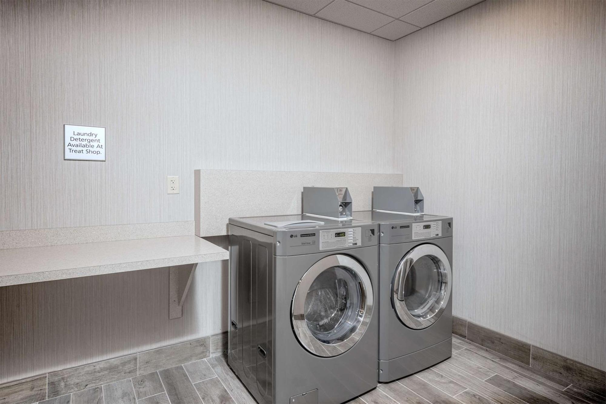 Hampton Inn Boston - Уэстборо Экстерьер фото