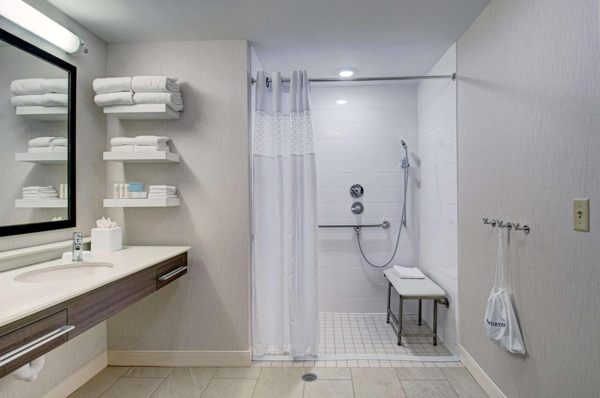 Hampton Inn Boston - Уэстборо Экстерьер фото