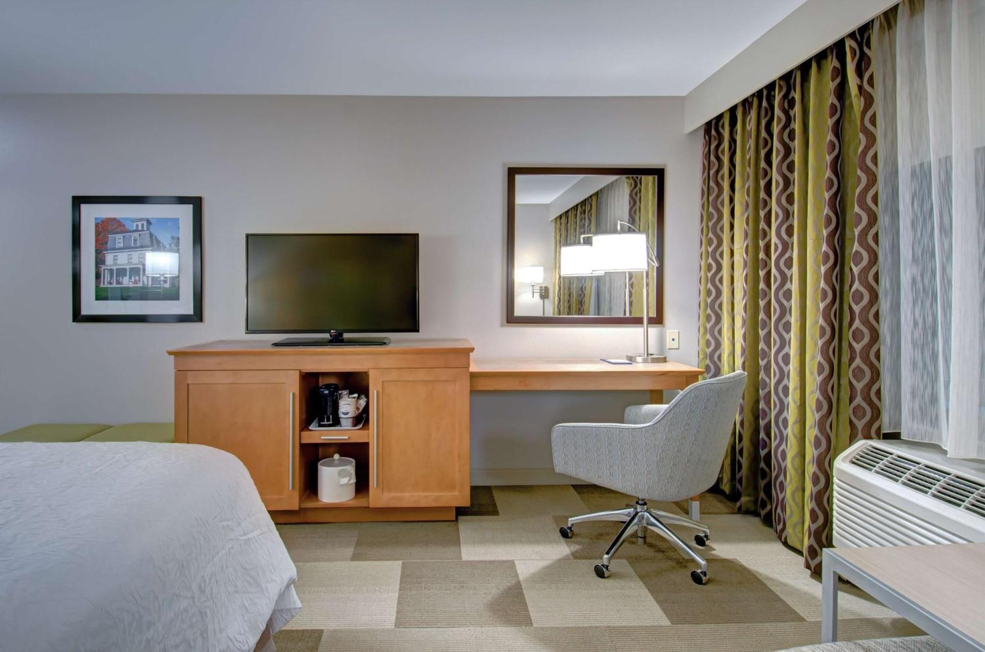 Hampton Inn Boston - Уэстборо Экстерьер фото