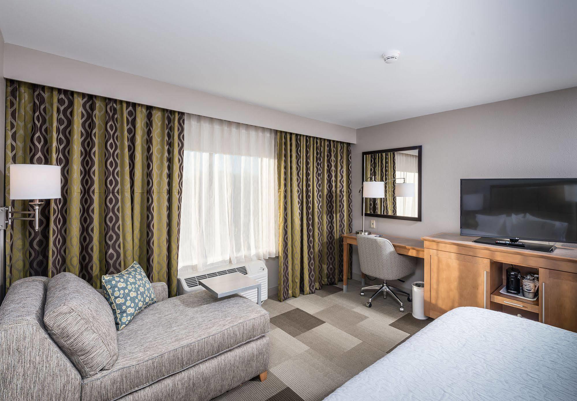 Hampton Inn Boston - Уэстборо Экстерьер фото